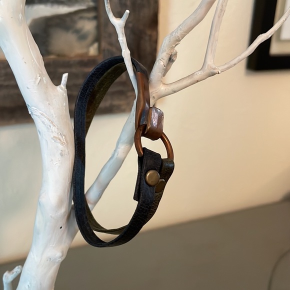 Leather fair trade bracelet with copper clasp. - Picture 2 of 5